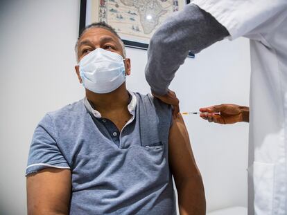 Un hombre recibe la vacuna de Astra Zeneca en una clínica privada de París, la semana pasada.