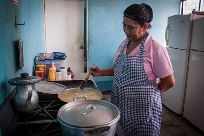 La cocinera del Centro de Recuperación Nutricional prepara la comida para los niños ingresados, sus madres y padres. El tratamiento consiste en harina fortificada, micronutrientes y una dieta adecuada por un nutricionista.