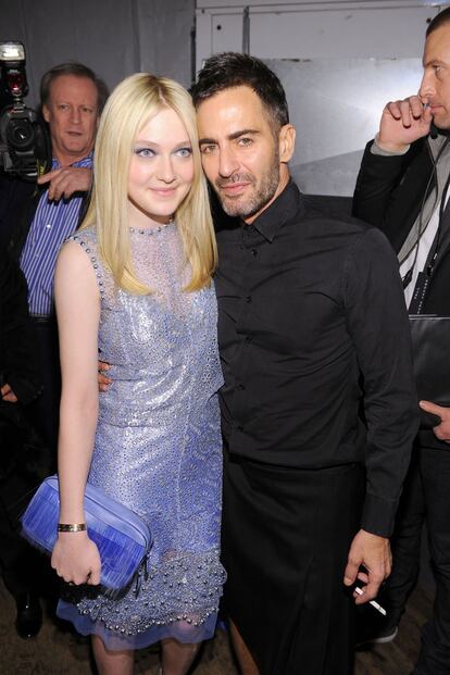 Dakota Fanning ya es fija de los desfiles de Marc Jacobs. Aquí, musa y diseñador en el backstage.