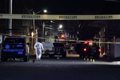 Sitio resguardado tras el asesinato de 2 personas, en Apaseo el alto, Guanajuato, el 28 de febrero de 2025.