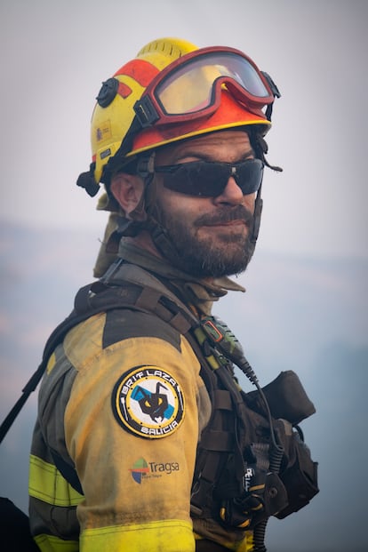 El bombero forestal, Rubén Orgueira, en Pentes (Ourense).