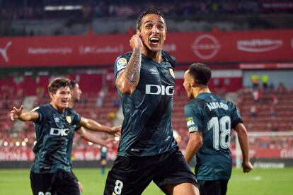 Óscar Trejo, del Rayo Vallecano, celebra un gol durante los 'play-off'.