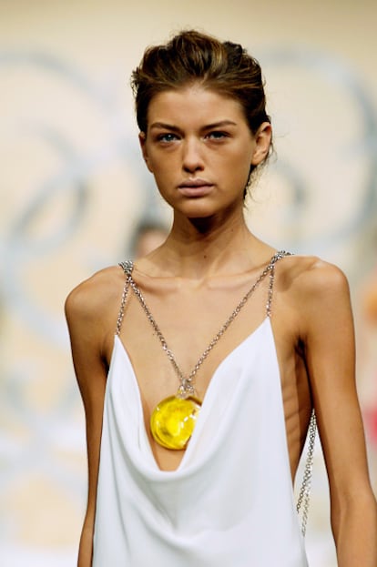 A model at the Guy Laroche fashion show in October 2007.