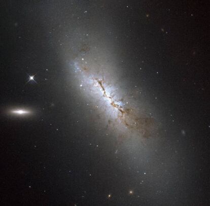 Una imagen del Hubble de una galaxia polvorienta.