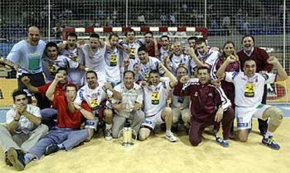 Hombrados, a la izquierda, y Juan de Dios Román, a la derecha, sobre Duishebáev, festejan con el equipo la Copa.