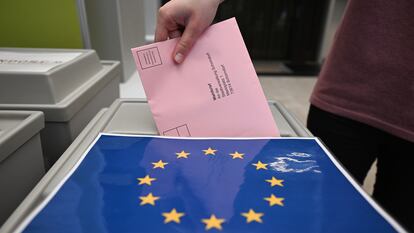 Una papeleta para las elecciones europeas se deposita en una urna de un colegio electoral para el voto por correo.