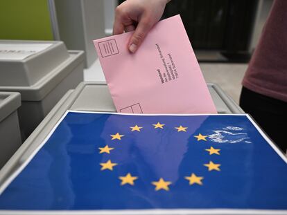 Una papeleta para las elecciones europeas se deposita en una urna de un colegio electoral para el voto por correo.