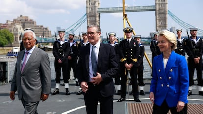 De izquierda a derecha, el presidente del Consejo Europeo, António Costa , el primer ministro británico, Keir Starmer y la presidenta de la Comisión Europea, Ursula von der Leyen, este lunes en Londres.
