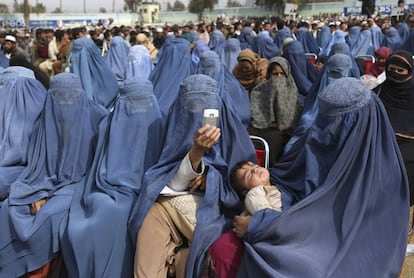 Los partidarios del candidato presidencial afgano Abdullah Abdullah escuchan su discurso durante un acto de campaña en Jalalabad, Afganistán.