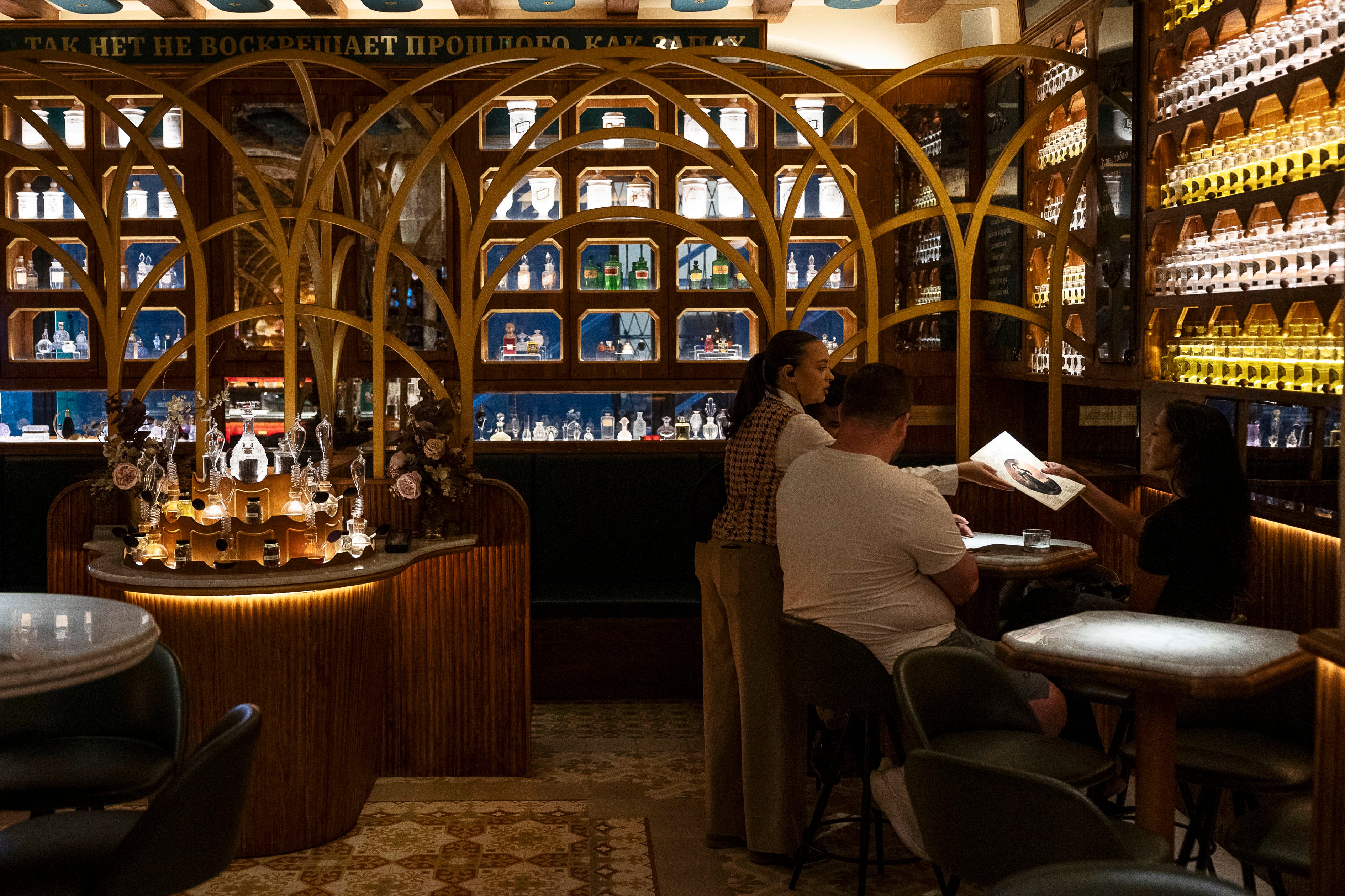 Interior de la coctelería Stravinsky, en el barrio del Born.