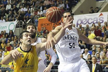 Sekulic pelea un rebote con Mejri