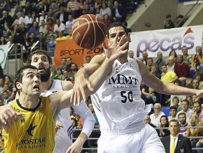 Sekulic pelea un rebote con Mejri