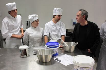 Ferrán Adrià conversa el curso pasado con varios alumnos del Basque Culinary Center.
