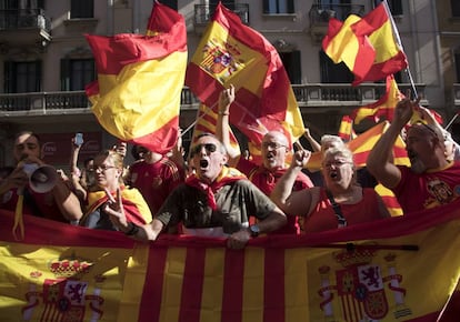 Manifestantes con banderas españolas y catalanas.