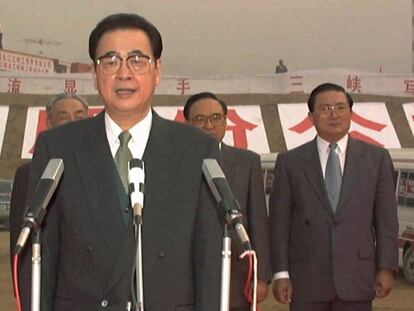 Li Peng anuncia en 1997 el cierre de una de las presas del río Yangtze en la provincia de Hubei.