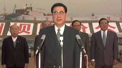 Li Peng anuncia en 1997 el cierre de una de las presas del río Yangtze en la provincia de Hubei.