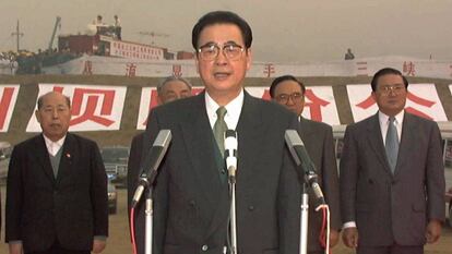 Li Peng anuncia en 1997 el cierre de una de las presas del río Yangtze en la provincia de Hubei.