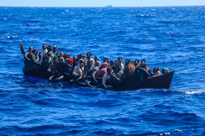 DVD1157. (24/04/2023). INTER. El Astral de Open Arms rescata una embarcación que había salido de Sfax ( Tunez) en dirección Lampedusa ( Italia ) . Alvaro García. (EL PAIS).