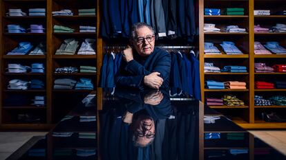 El diseñador Roberto Mariño en su tienda en la calle Serrano, en Madrid, el 9 de marzo de 2023. Su firma, Roberto Verino, cumple 40 años en la moda.