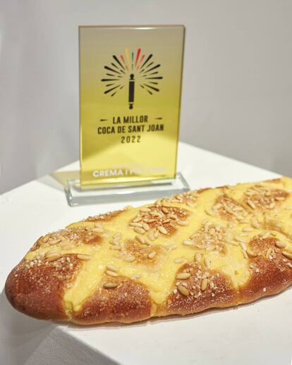 Coca de crema de la panadería Cal Parra de Olost, Osona.