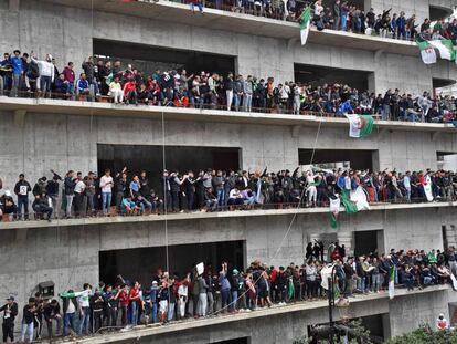Cientos de argelinos, en los balcones de un edificio.