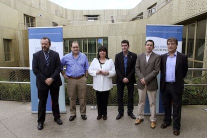 La directora de San Sebastián Gastronomika, Roser Torras, acompañada de representantes de las instituciones que colaboran con la cita.