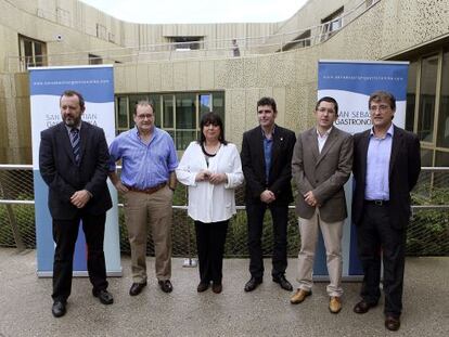 La directora de San Sebastián Gastronomika, Roser Torras, acompañada de representantes de las instituciones que colaboran con la cita.