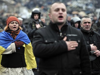 Manifestantes del Maidán cantan el himno nacional de Ucrania el 22 de febrero de 2014.