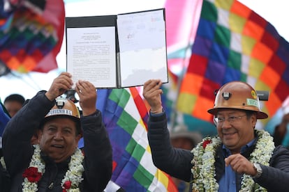 El vicepresidente boliviano, David Choquehuanca (i),  y el presidente de Bolivia, Luis Arce (d), en el cabildo de organizaciones sociales en El Alto.