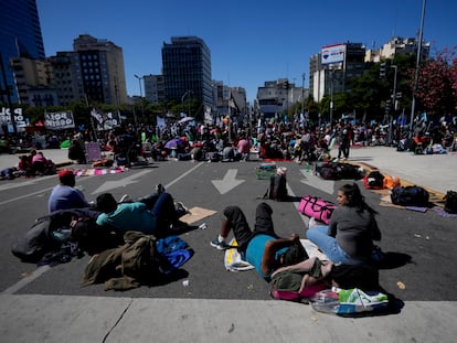 Manifestantes bloquean la avenida 9 de julio, en Buenos Aires, el 31 de marzo de 2022.