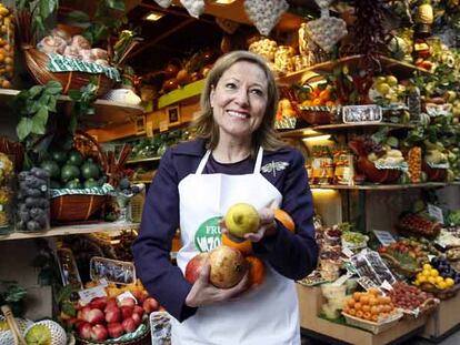 Benita Ferrero-Waldner, fotografiada en una frutería de Madrid.