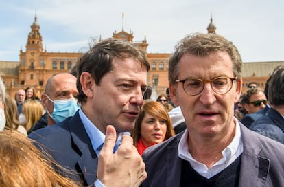 Feijóo y Mañueco, en Sevilla.