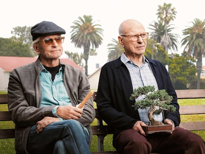 Michael Douglas y Alan Arkin en la serie 'El método Kominsky'.