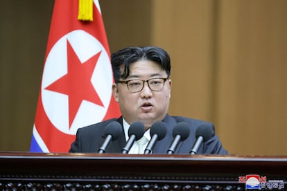 El líder norcoreano, Kim Jong-un, asiste a la 10ª Sesión de la 14ª Asamblea Popular Suprema de la República Popular Democrática de Corea, en el Salón de Asambleas Mansudae, en Pyongyang, este lunes.
