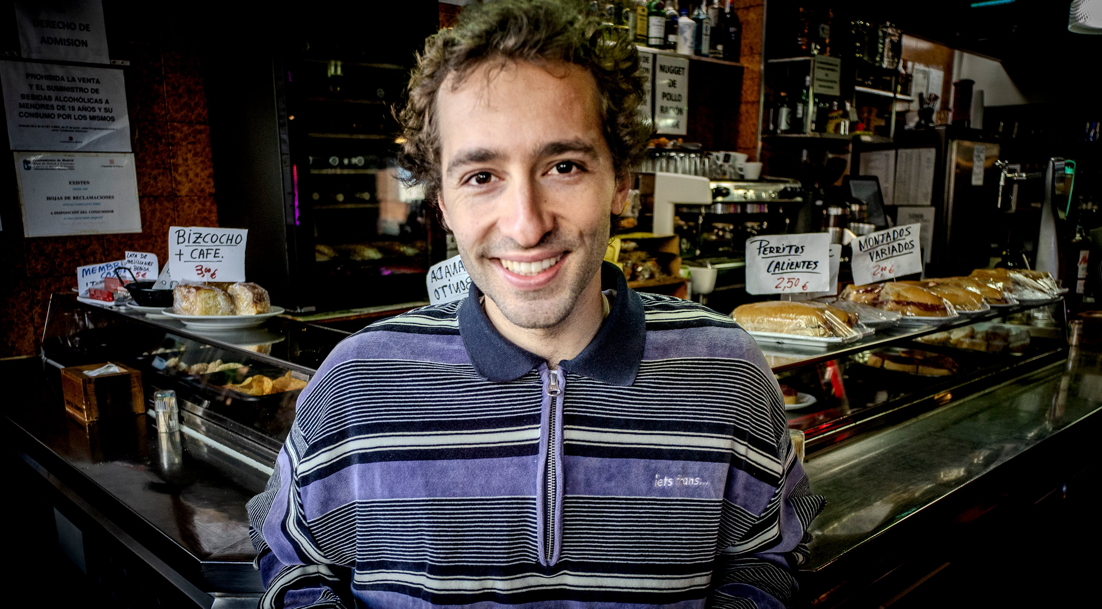 Rivas, en la barra del bar de barrio de Madrid donde se reune con sus colegas de Alcalá Norte, muy cerca del centro comercial homónimo.