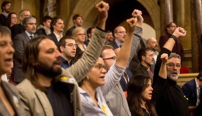 Els diputats de la CUP canten 'Els segadors', amb el puny alçat, el dia de la constitució del Parlament.