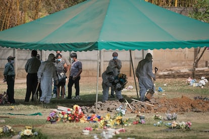 Sepultureros durante un entierro de un paciente sospecho de covid-19, en la ciudad de Ticuantepe, en Nicaragua.