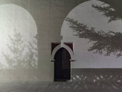 La entrada al monasterio de Santa María del Parral, fotografiada de noche.