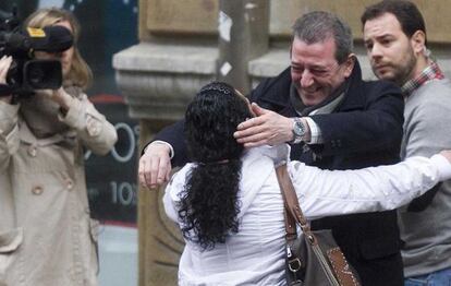 La amiga de Yasmín y el vecino de Irún que intercedió en la agresión, se abrazan a las puertas de la Audiencia Provincial de Gipuzkoa. 