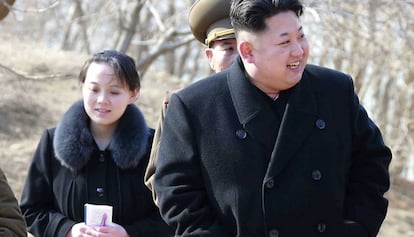 El l&iacute;der norcoreano Kim Jong-un visita una instalaci&oacute;n militar junto a su hermana Kim Yo-jong.