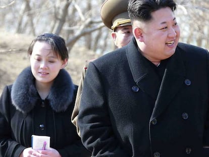 El l&iacute;der norcoreano Kim Jong-un visita una instalaci&oacute;n militar junto a su hermana Kim Yo-jong.