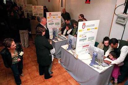 Votación electrónica en Hoyo de Pinares (Ávila) para decidir la fecha de una romería.