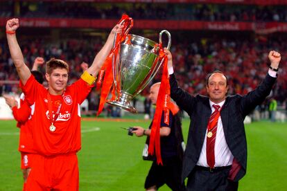 Steven Gerrard (I) y Rafa Benítez, levantan la Copa de Europa en Estambul.