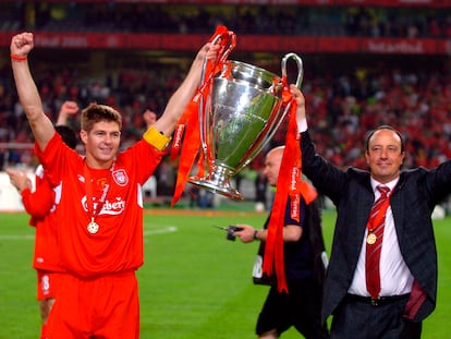 Steven Gerrard (I) y Rafa Benítez, levantan la Copa de Europa en Estambul.