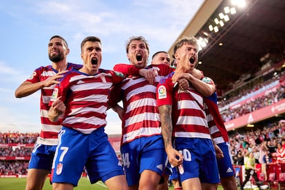 Los futbolistas del Granada celebran un tanto esta temporada en el estadio de Los Cármenes.