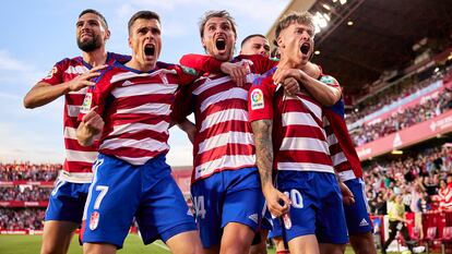 Los futbolistas del Granada celebran un tanto esta temporada en el estadio de Los Cármenes.