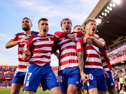 Los futbolistas del Granada CF celebran un tanto en un partido contra el Real Oviedo, el pasado marzo