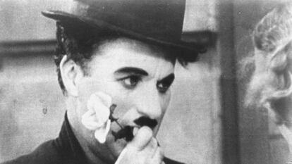 Charles Chaplin, en un fotograma de 'Luces de la ciudad'.