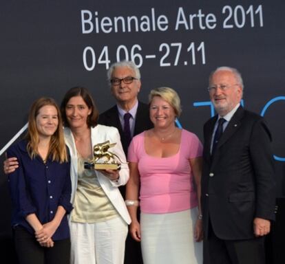 Aino Laberenz, la viuda del artista alemán Christoph Schlingensief, (i), posa con el León de Oro a la Mejor Participación Nacional, junto a la comisaria del pabellón de Alemania, Susanne Gaensheimer, (segunda desde la izquierda), el presidente de la Bienal, Paolo Baratte, (c), y el alcalde de Venecia, Giorgio Orsono (d).