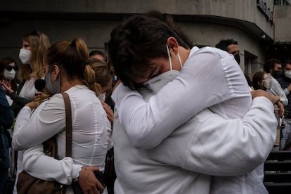 Familiares se abrazan durante la protesta por el asesinato de Lormand.